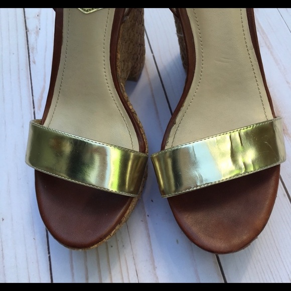 5 for $40🔥Vince Camuto Wedge Sandal Gold 6.5M - Picture 3 of 8